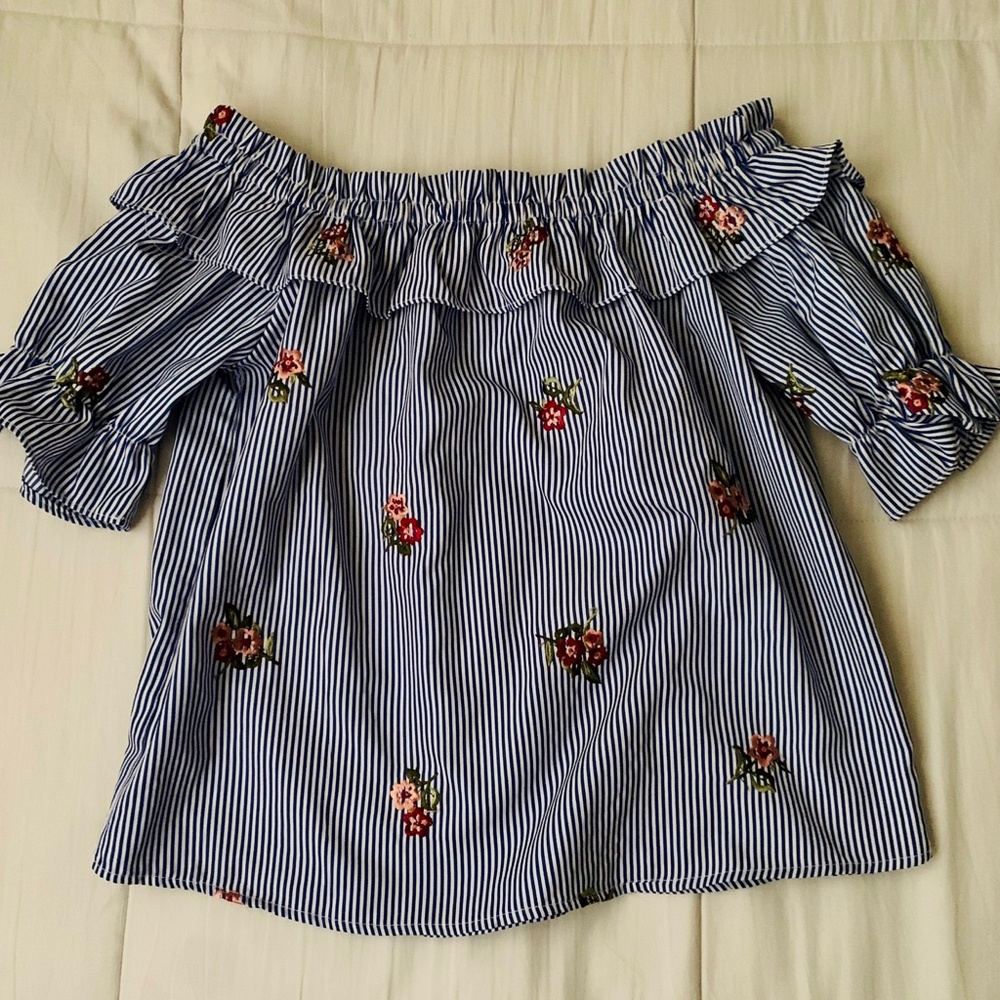 Active USA off-the-shoulder top with flower detail